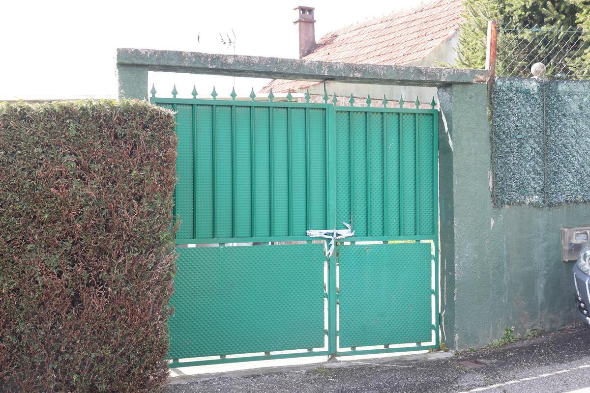 El portal de la casa, con una cinta policial, en imagen de archivo