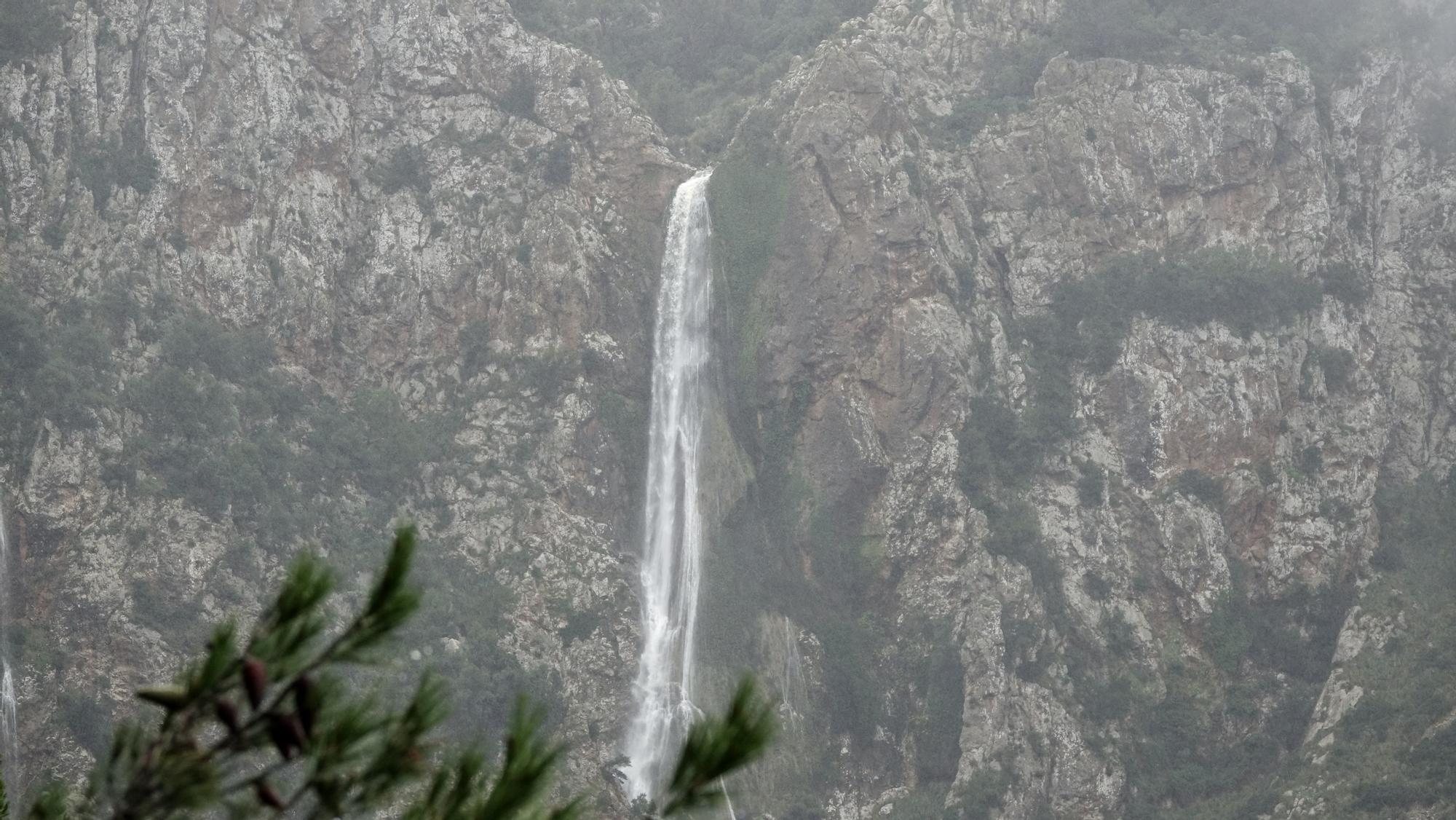 Las lluvias activan el impresionante salto de agua del Torrent des Lli