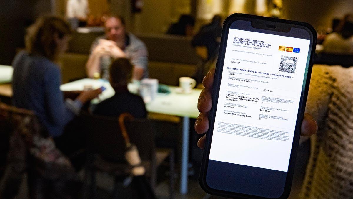 La justícia avala el passaport Covid en restaurants, gimnasos i geriàtrics a Catalunya