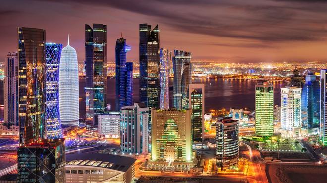 Panorámica de la noche en las modernas ciudades de Qatar