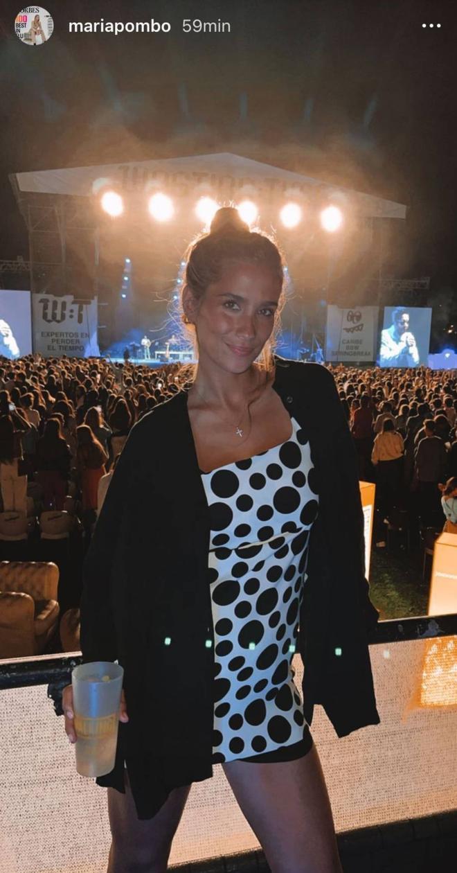 María Pombo con un minivestido de tirantes de Zara estampado con lunares negros