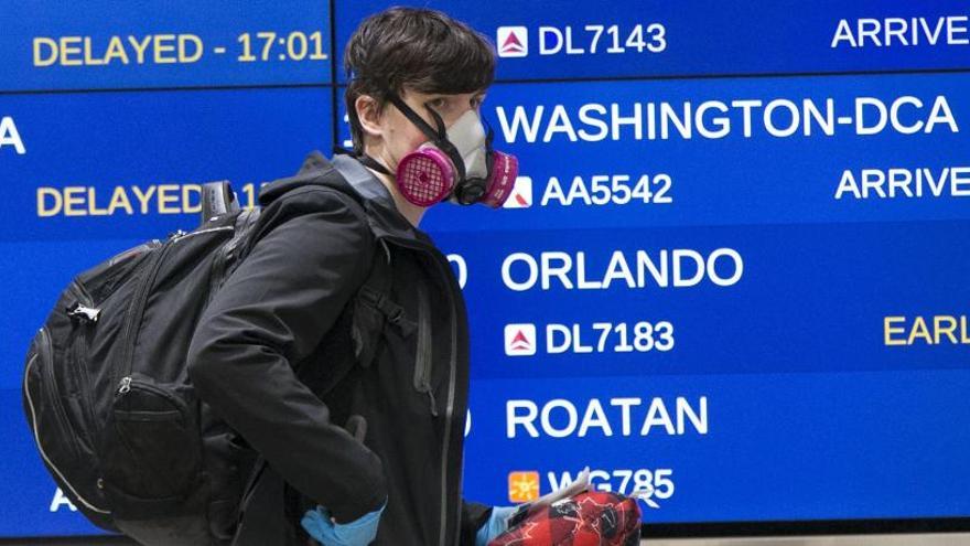 Un joven en el aeropuerto de Toronto.