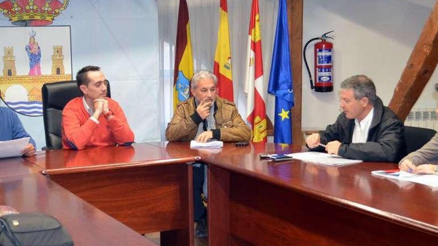 Representantes de Amnistía (izquierda) junto a representantes de PSOE e IU.