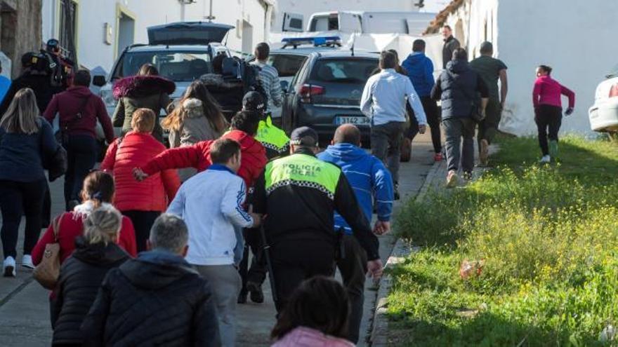 Vecinos de El Campillo asaltan el coche que llevaba a Bernardo Montoya