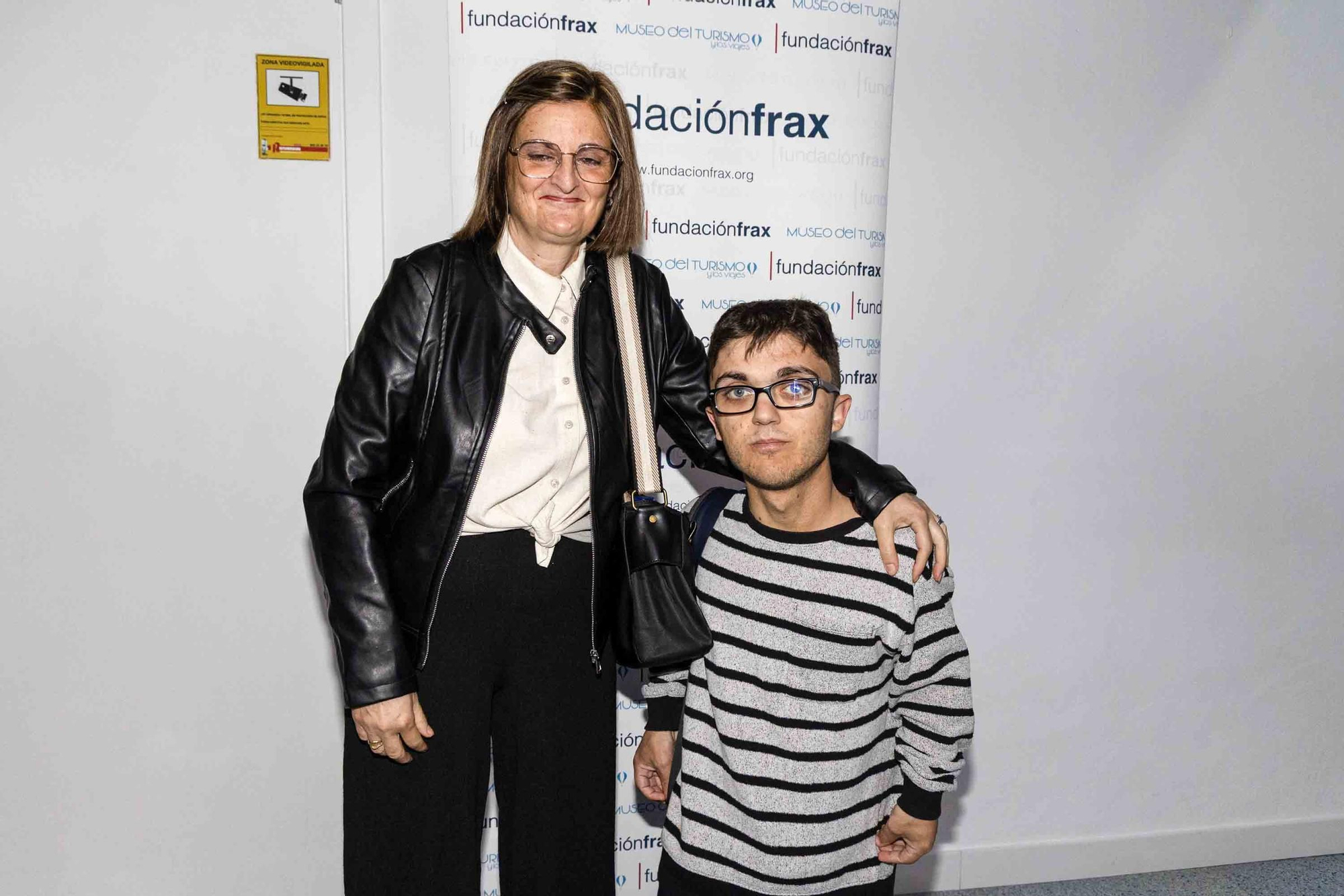 lleno total en la inauguración de INFotoperiodistas 2024,. un año de fotografía de prensa en Alicante