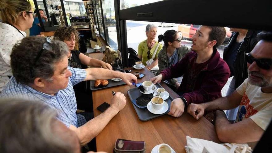 Miguel Lores comparte un café con miembros de su candidatura. // G. Santos