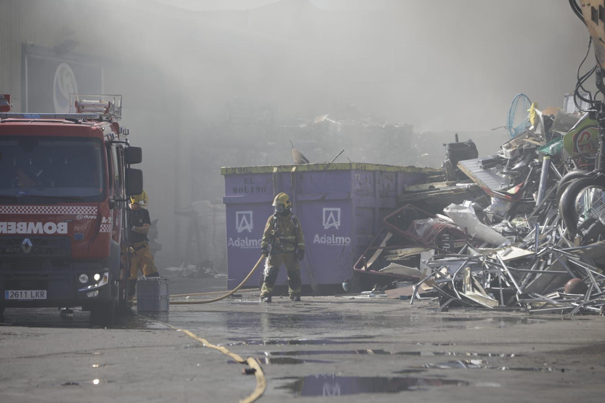 Incendio en una nave industrial de una empresa de reciclaje en Son Castelló