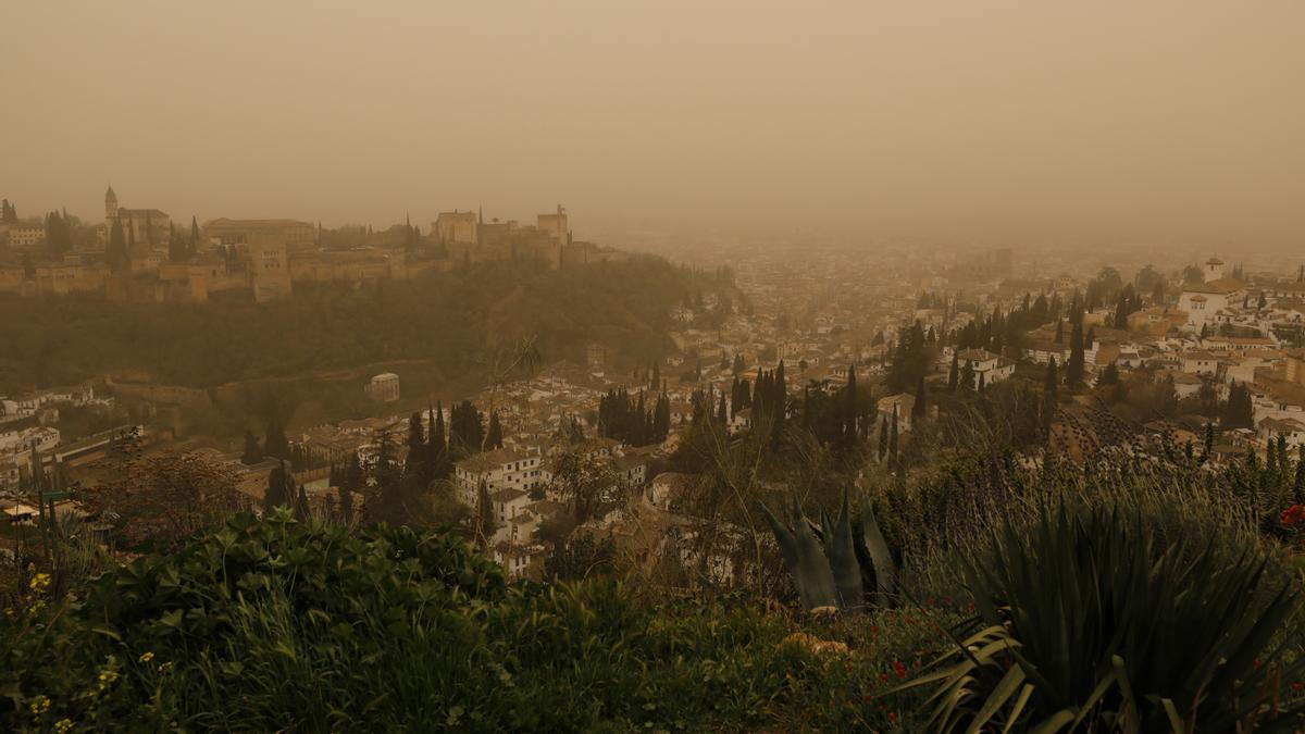 Die Sicht auf die Stadt Granada von der Alhambra aus ist durch Saharastaub getrübt.
