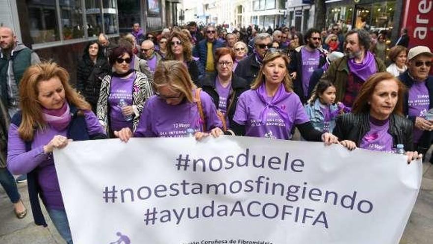 Cabecera de la marcha de afectados por fibromialgia.