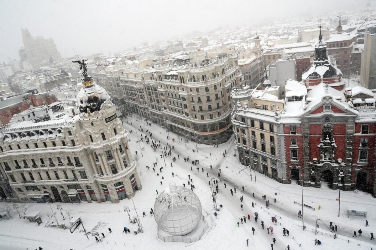 Madrid colapsada por la nevada histórica que cubre de blanco la capital