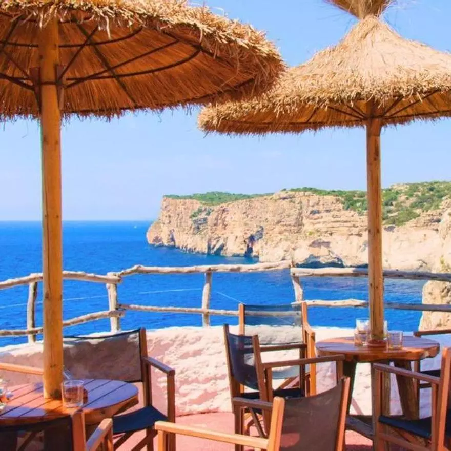 El bar-chiringuito colgado de un acantilado que tiene la vista más imponente del Mediterráneo: "La mejor puesta de sol de Menorca"