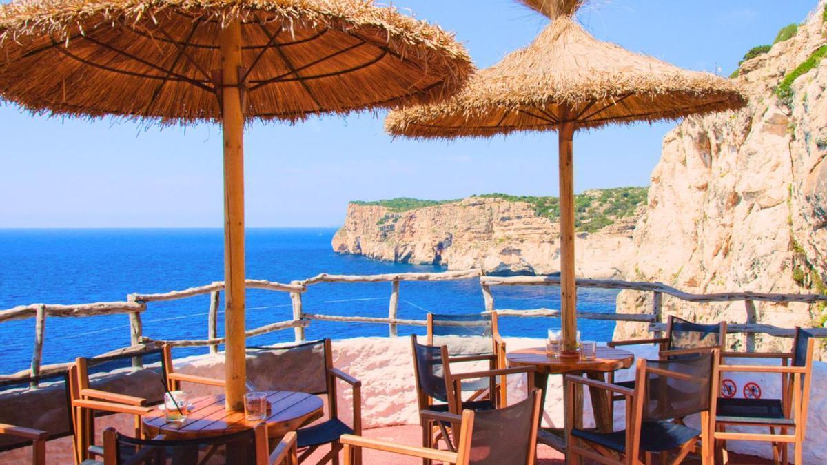 En este chiringuito no solo podrás disfrutar del mejor atardecer de toda Menorca, sino que al caer la noche se transforma en una auténtica discoteca en pleno acantilado.