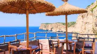 El bar-chiringuito colgado de un acantilado que tiene la vista más imponente del Mediterráneo: "La mejor puesta de sol de Menorca"