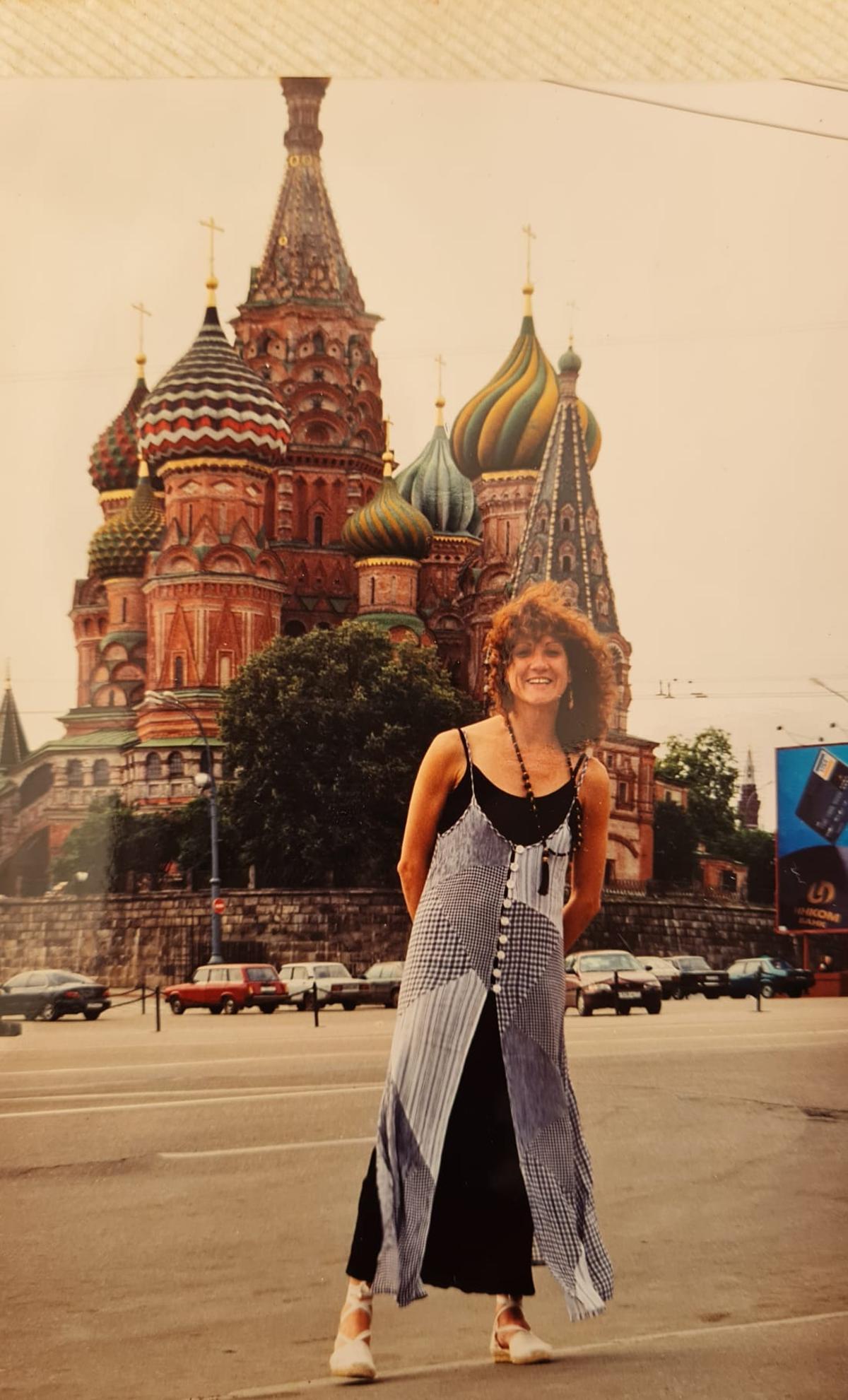 Marisol Sellés davant el Kremlin, essent una de les primeres guies correu femenines a Rússia.