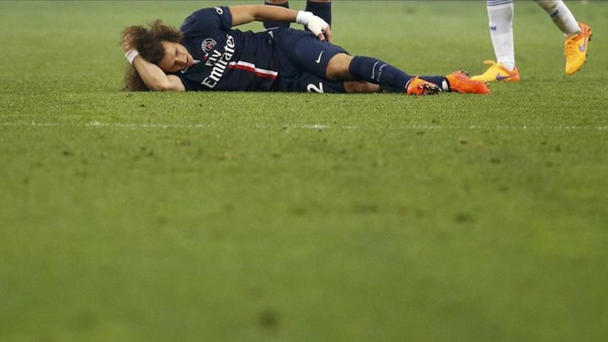 David Luiz se lamenta de su lesión muscular en la pierna izquierda en el partido contra el Marsella