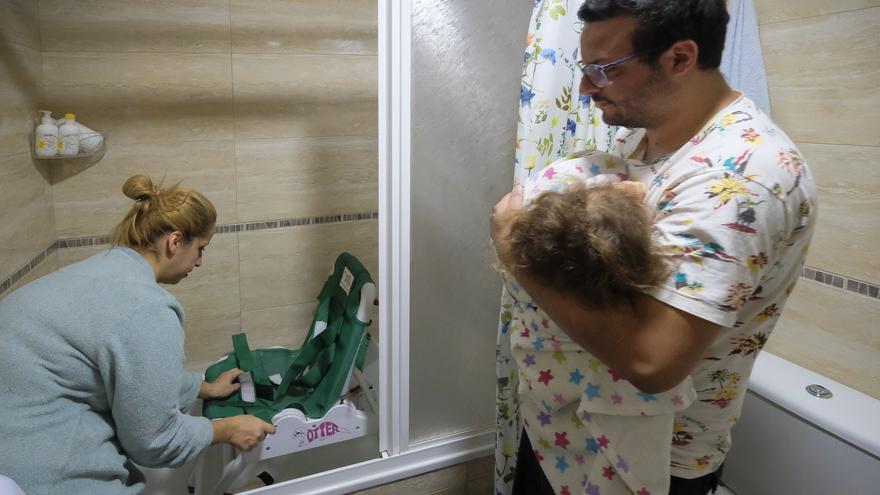 La niña canaria Marta: dependiente, sin casa adaptada y con 300 euros de ayuda