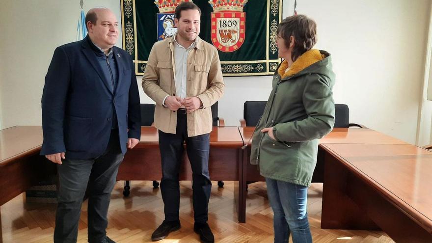 Cubela (centro) con el presidente y la secretaria del colegio de arquitectos.