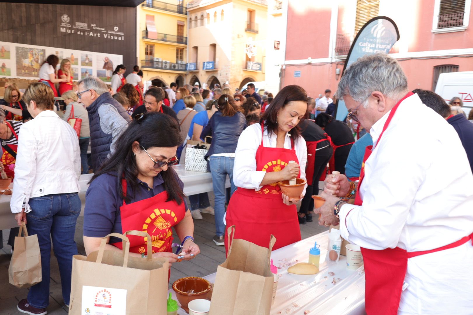 FOTOGALERÍA I Las imágenes de la Nit de la Xulla y del encuentro de elaboración de allioli de las fiestas de Vila-real