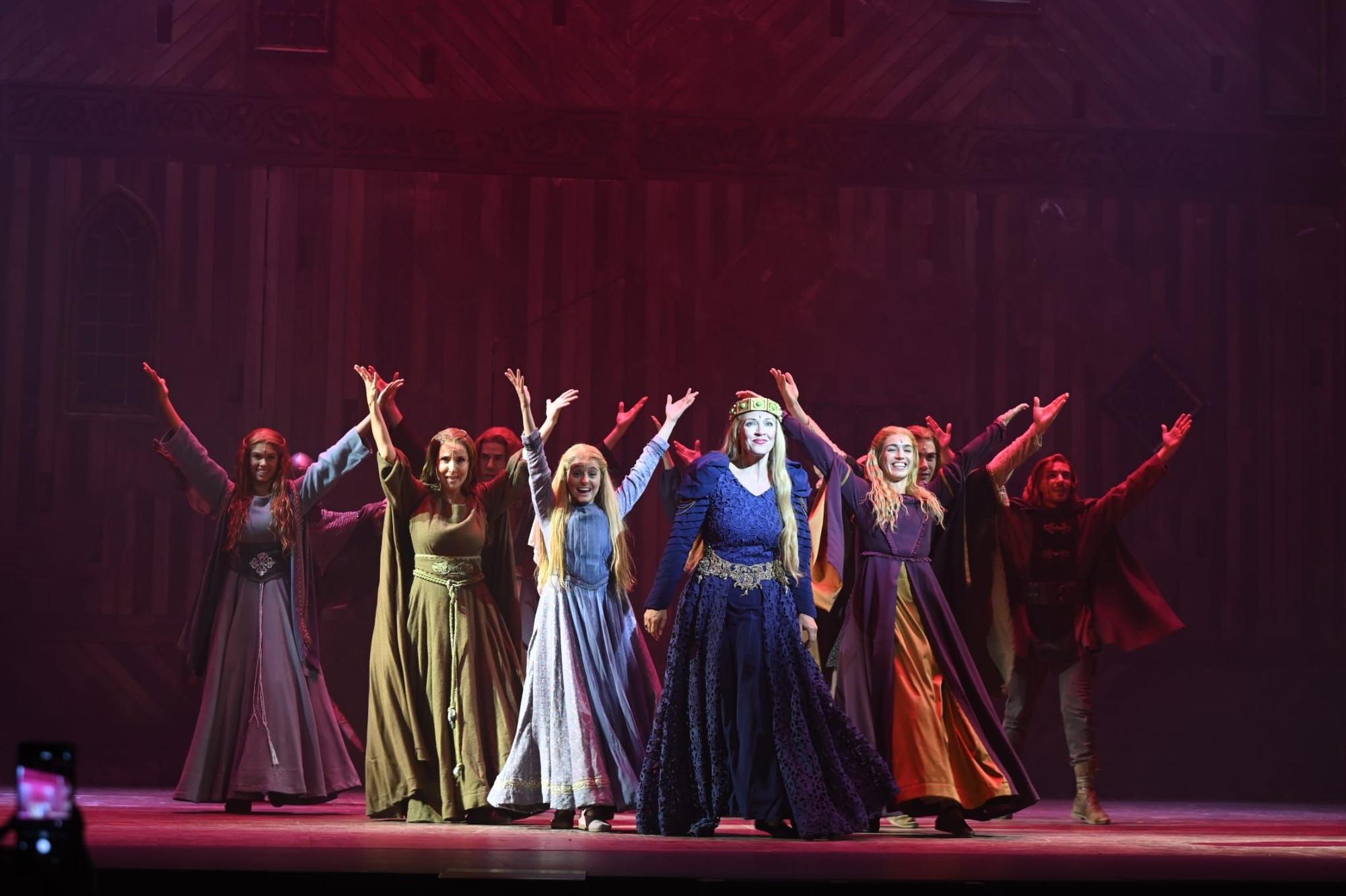 En imáegenes | Así ha sido el estreno del musical 'Los pilares de la Tierra' en el Teatro Principal