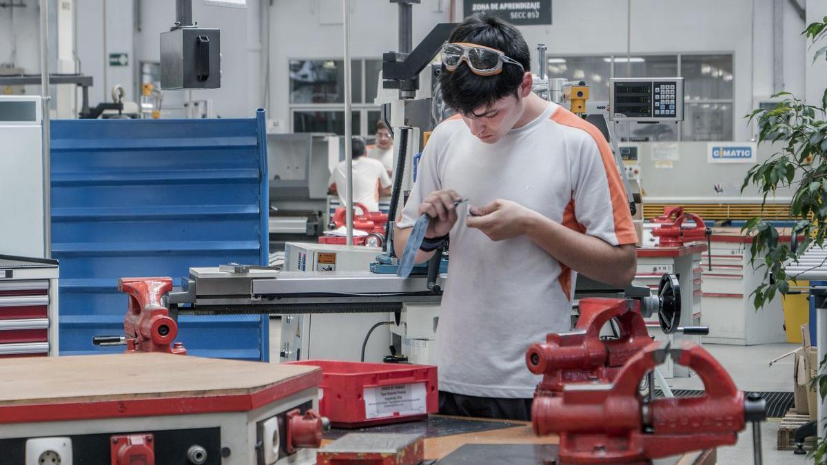 Un estudiante en un taller de FP.