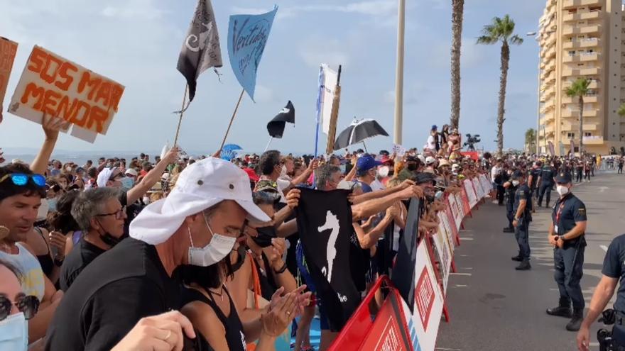 Protesta de vecinos del Mar Menor en La Manga antes del paso de la Vuelta ciclista