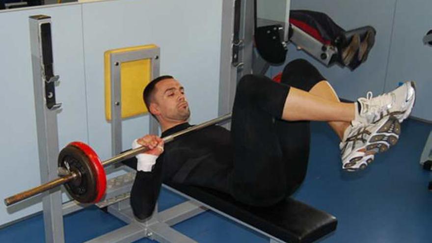 El boxeador Roberto Santos preparándose.