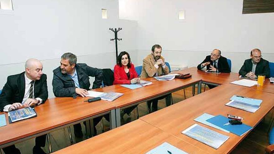 Un momento de la reunión que celebraron ayer los integrantes del Pacto Local por el Empleo del Concello de Ourense.