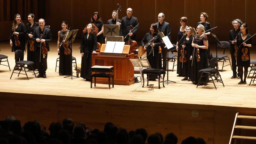 Los músicos de «Le Concert d’Astrée», de pie, sobre el escenario de la sala principal del Auditorio «Príncipe Felipe» de Oviedo.  | LUISMA MURIAS