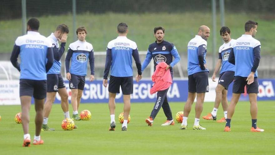 Víctor Sánchez del Amo, rodeado de sus jugadores durante un entrenamiento en la ciudad deportiva de Abegondo.