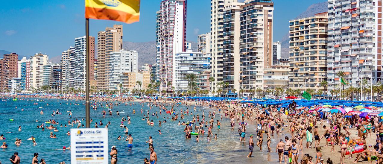 Bañistas en la playa de Levante de Benidorm esta semana