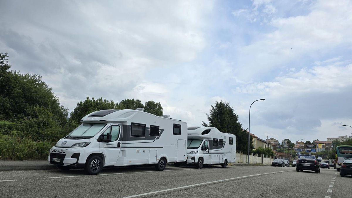 Caravanas estacionadas ayer en el vial entre las rotondas de O Gordo y A Rúa, en Cangas.
