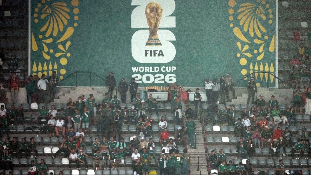 Aficionados en las gradas del estadio Azteca antes del partido entre Inglaterra y México del Mundial 2026
