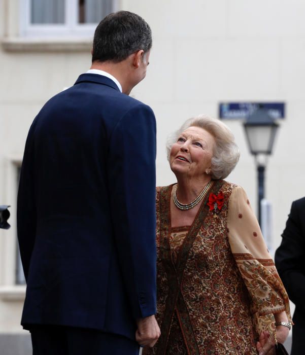 Dutch Princess Beatrix talks with Spain's King ...