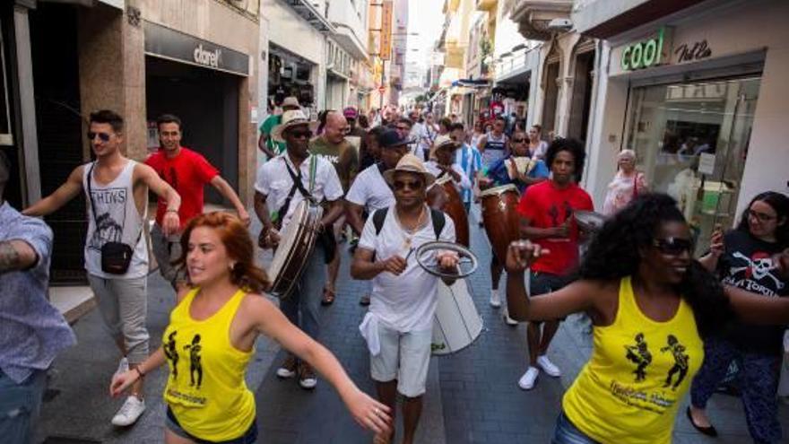 La cercavila amb músiques caribenyes va ser una de les activitats que es van fer.