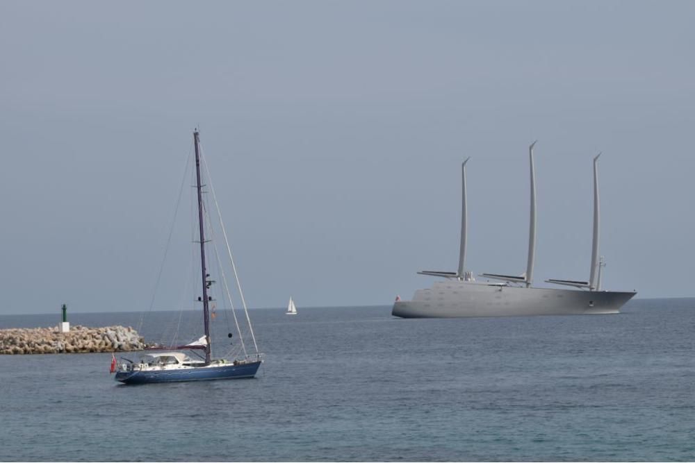 El velero del magnate ruso Andrey Melnichenko asombra en Puerto Portals