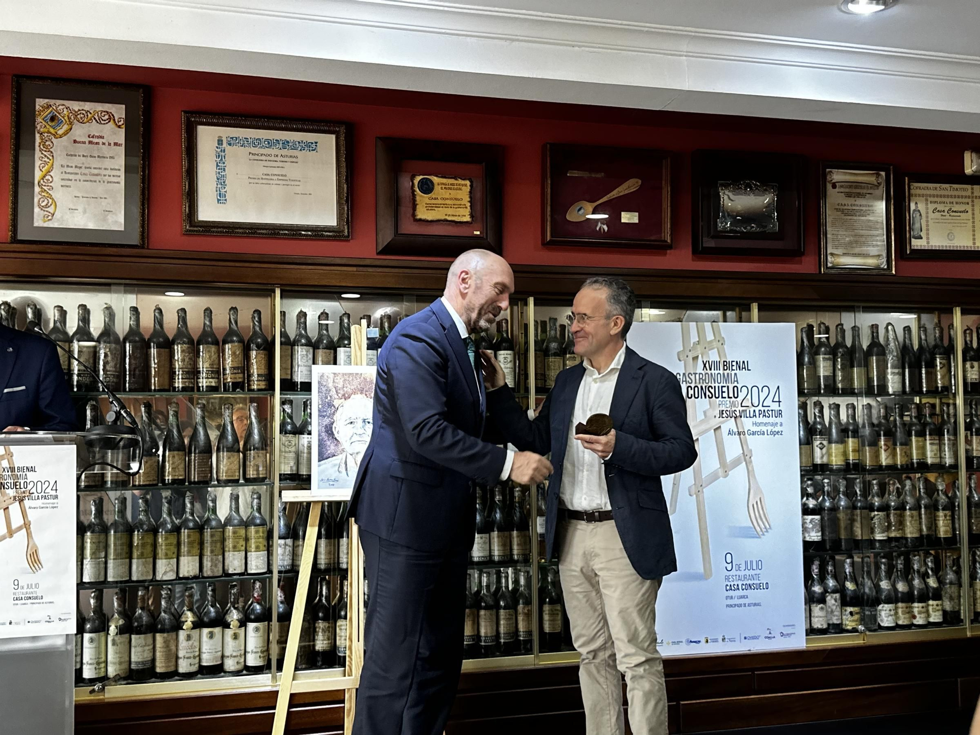 EN IMÁGENES: El homenaje póstumo al hostelero Álvaro López en su casa y coincidiendo con la Bienal de Arte