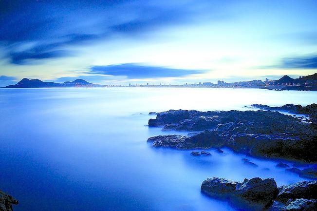 ‘Azules’, una larga exposición de Las Palmas de Gran Canaria con la primera luz del día. | b. d.