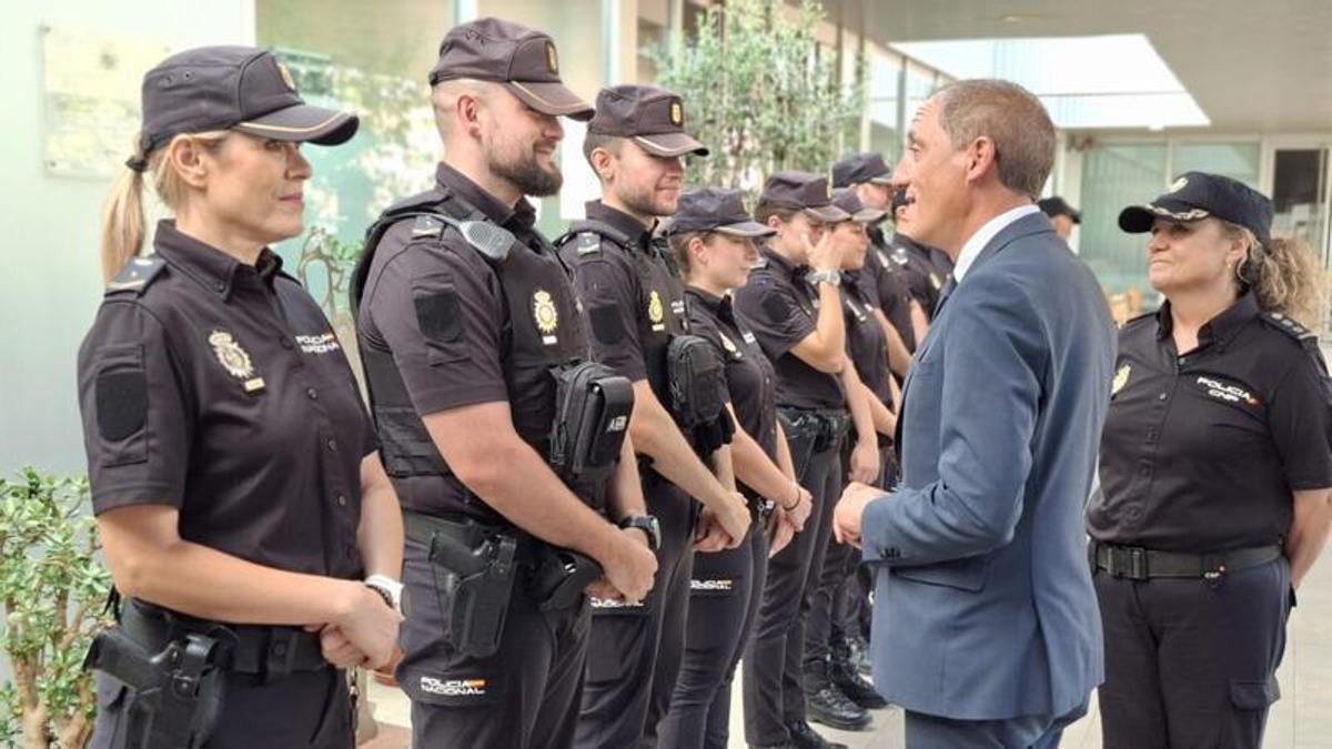 Crespín a la recepció amb els nous agents que es desplegaran a la Seu, Lleida i Les