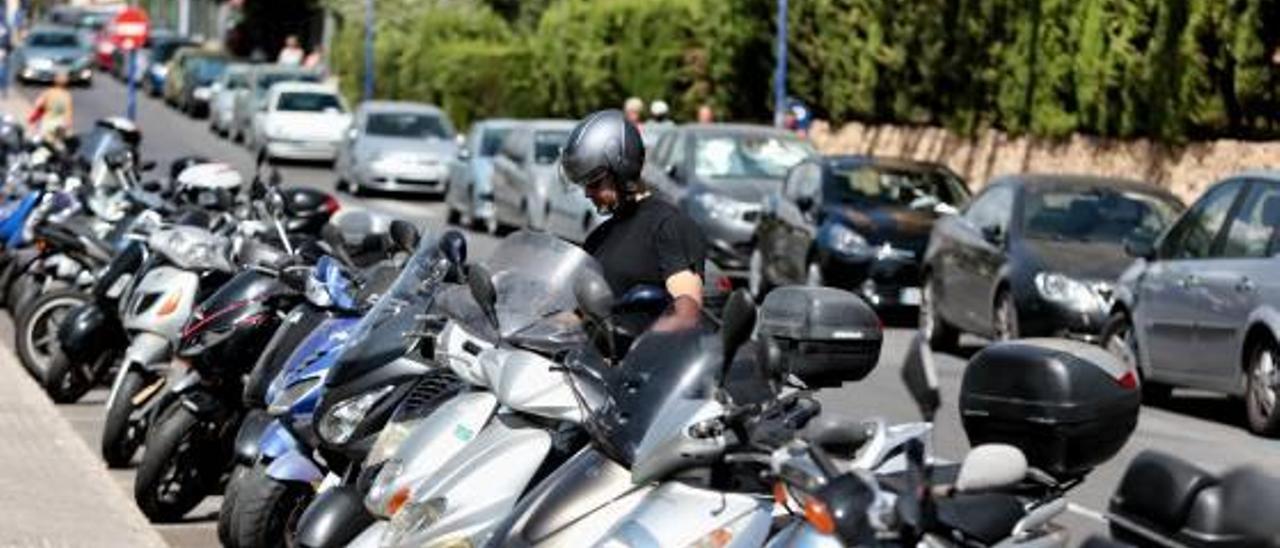 Una hilera interminable de motos aparcadas en la calle Primavera, en el centro de Benidorm