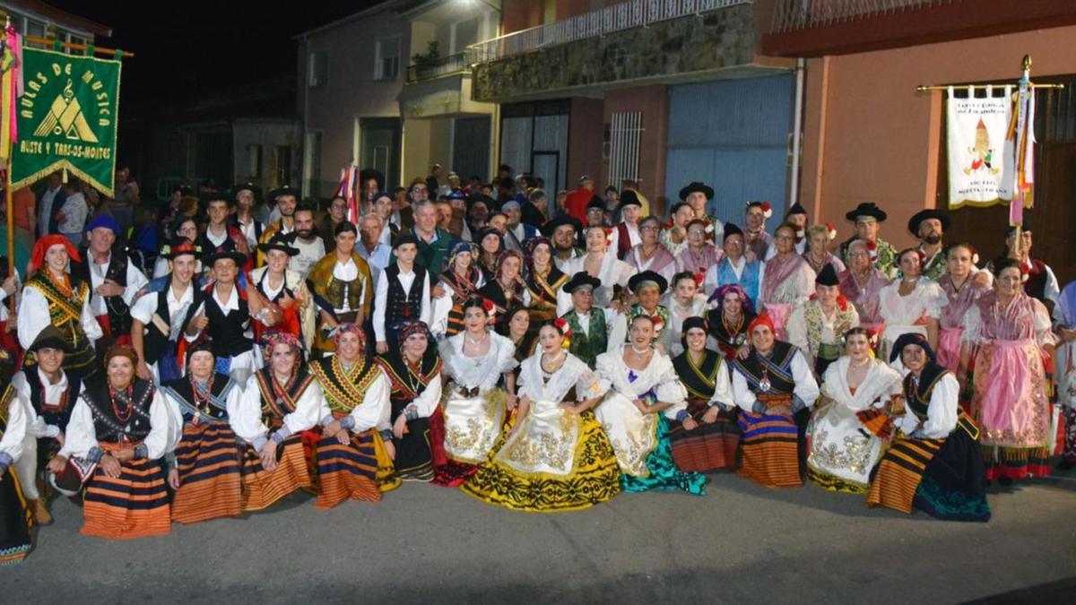 Fotografía de familia de todos los participantes en la fiesta del folclore ibérico celebrda en Trabazos | Ch. S.  |  CH. S.