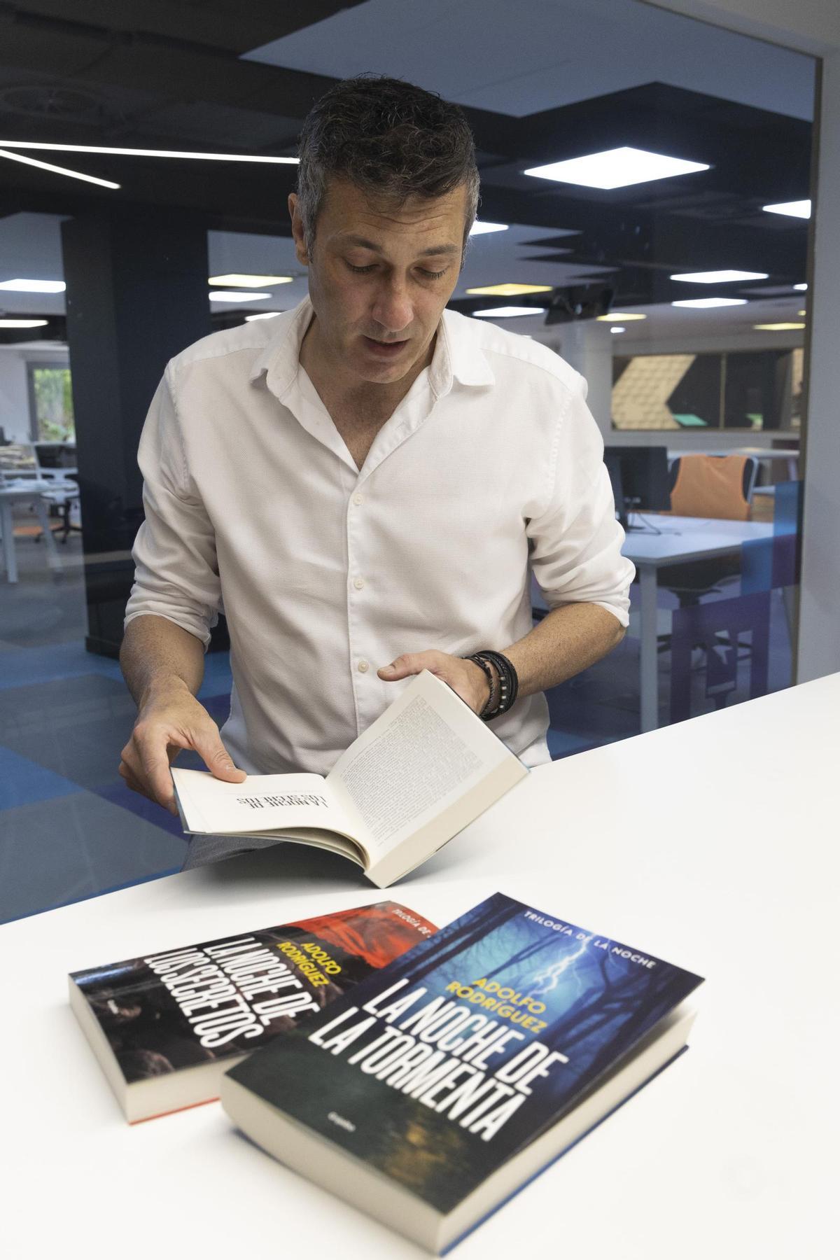 Adolfo Rodríguez ojea las nuevas ediciones de sus libros en la sede de INFORMACIÓN en Alicante