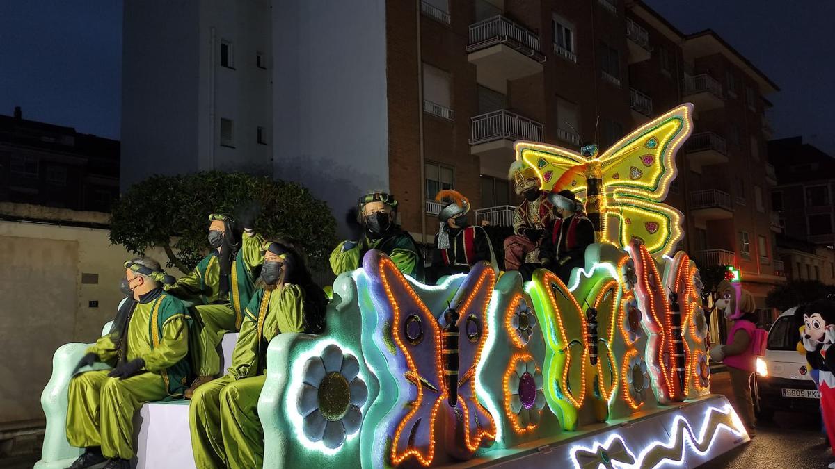 Carroza del rey Baltasar a su paso por la Avenida Maragatos.