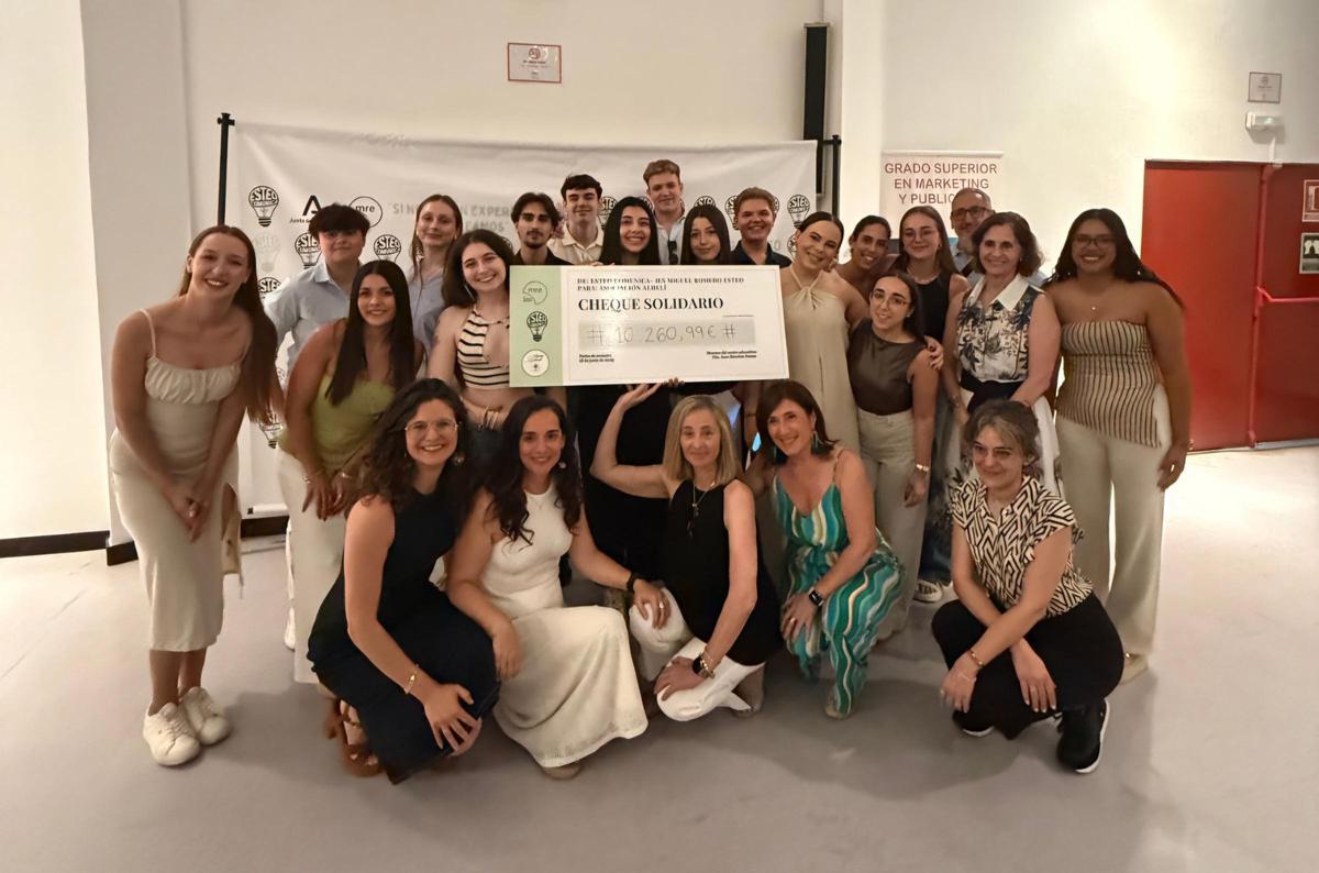 Los estudiantes del IES Miguel Romero Esteo de Málaga han recaudado fondos para la Asociación Alhelí.