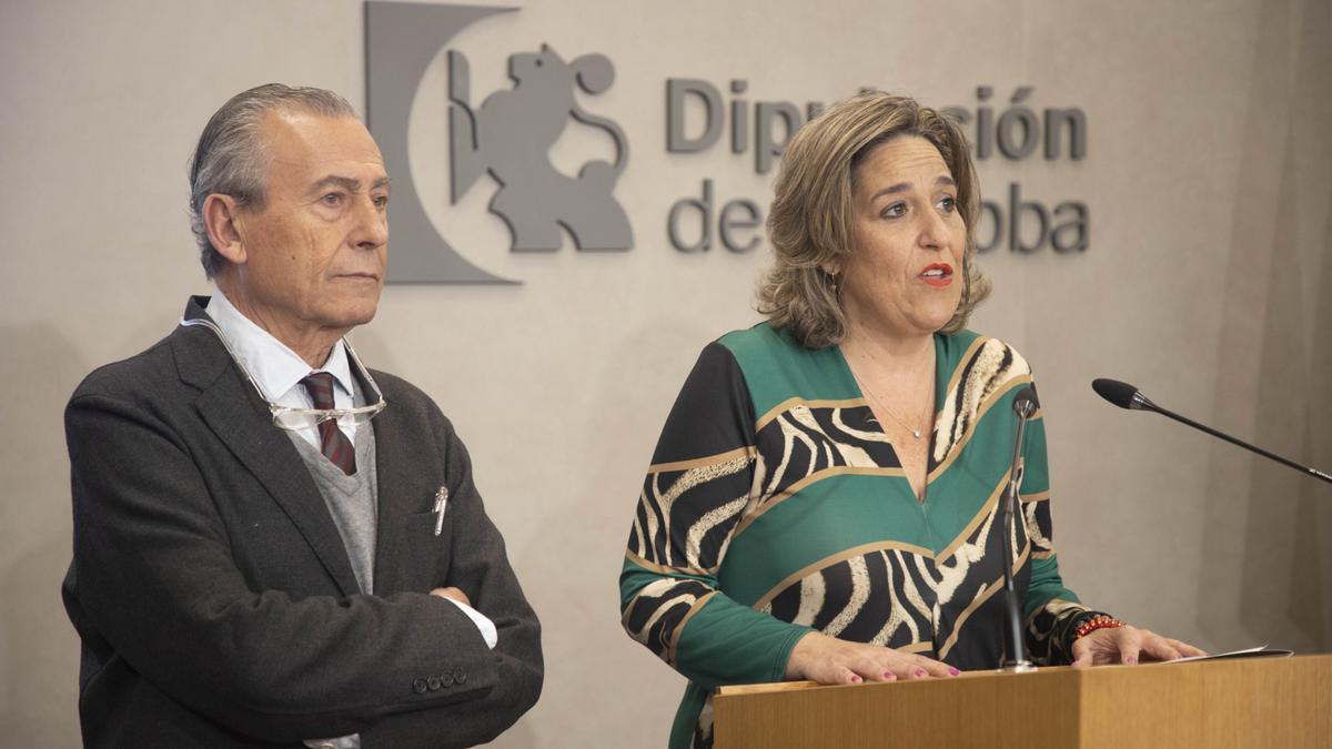 La delegada de Cultura de la Diputación, Salud Navajas, y el designado comisario de la iniciativa, Francisco Daroca, exponen la efeméride del nacimiento de Rafael de la Hoz