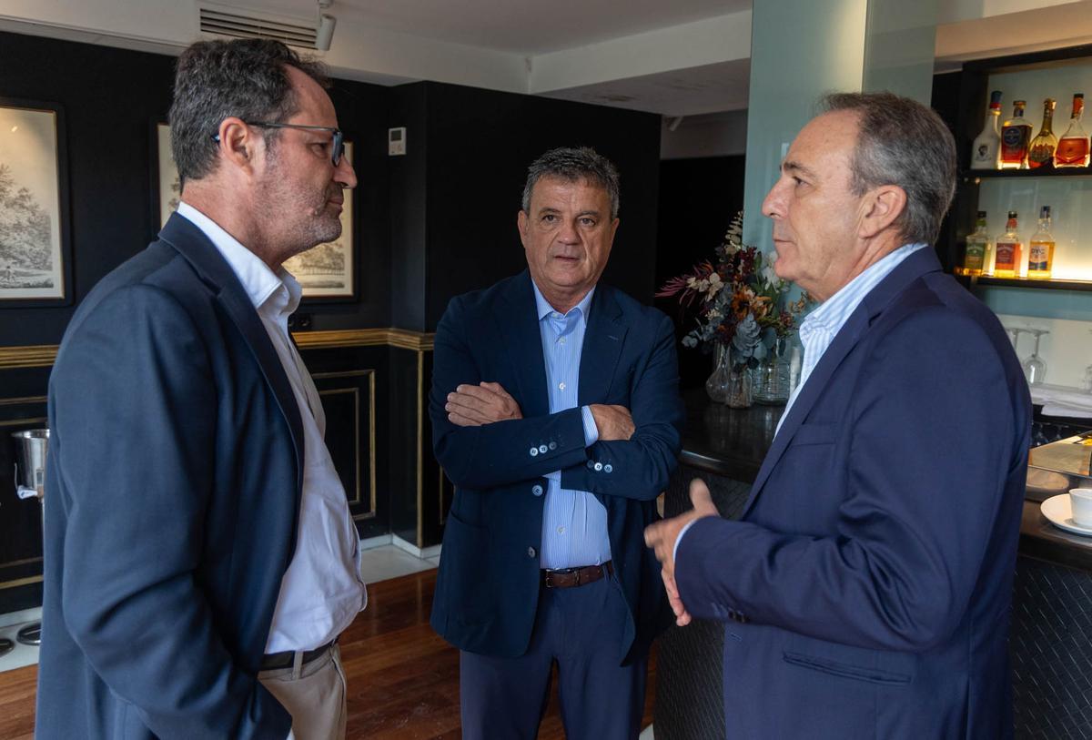 El edil de Urbanismo, Antonio Peral, la directora general de Planeamiento, Leticia Martín, y el profesor universitario Armando Ortuño analizan el futuro documento que aspira a cambiar el porvenir de la ciudad
