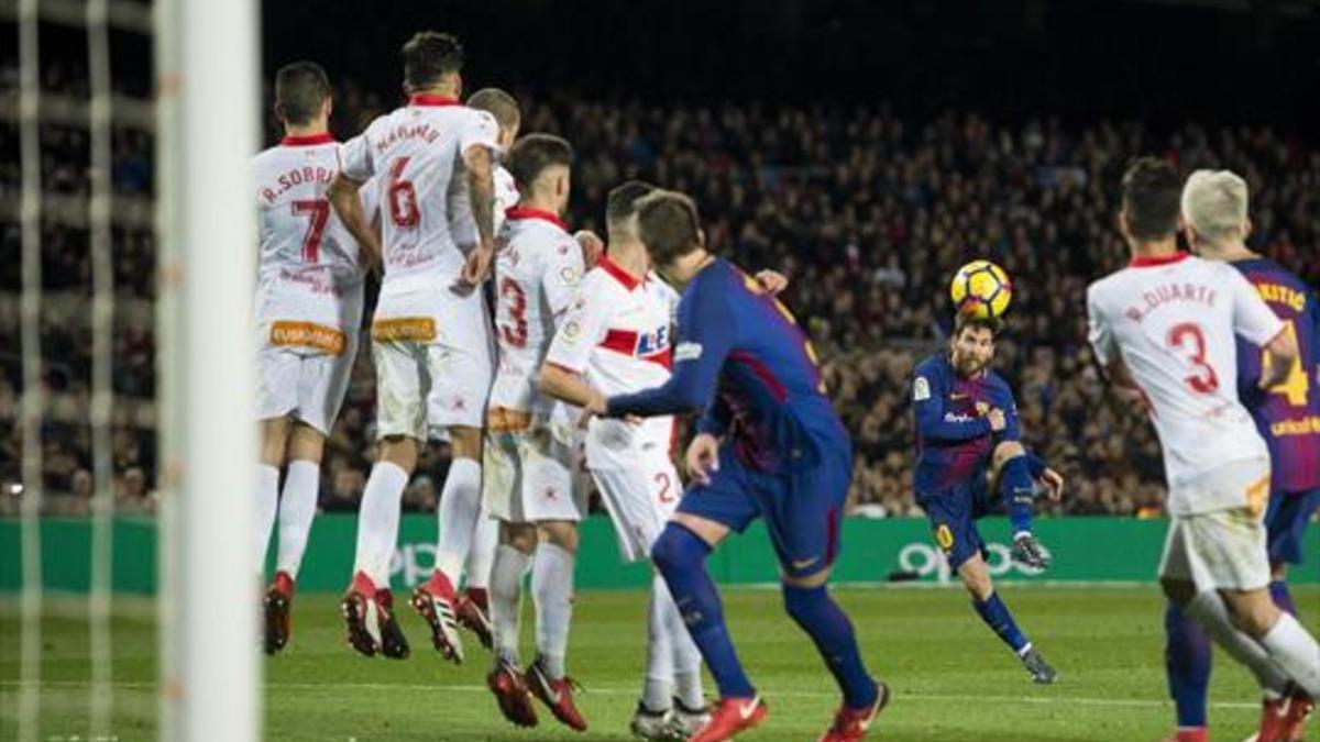 Messi lanza la falta que sería el gol de la victoria, anoche ante el Alavés.