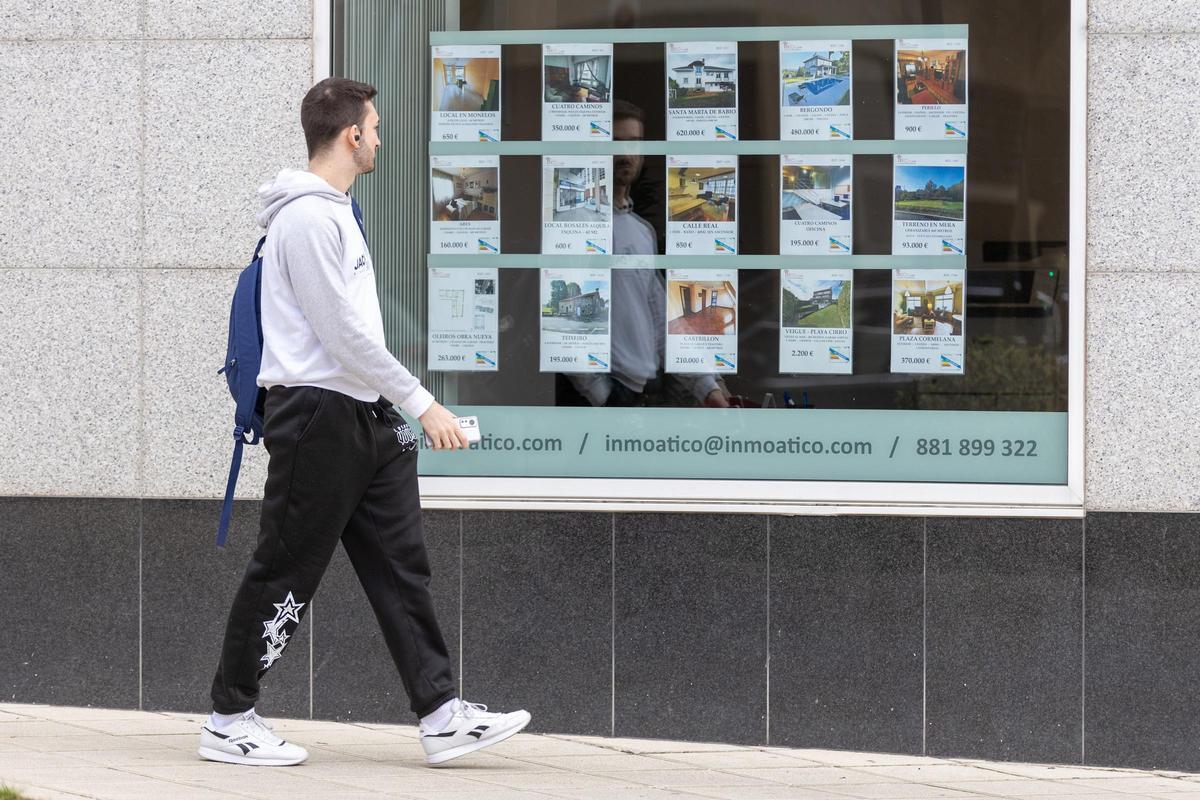 Escaparate de una inmobiliaria en A Coruña.