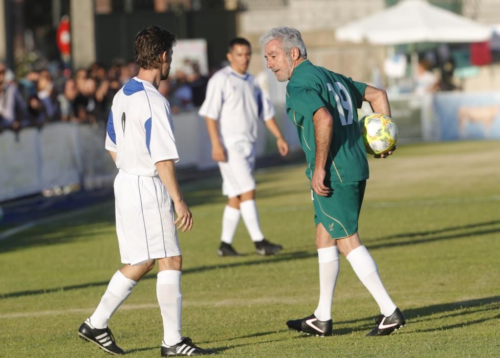 Ambientazo en O Vao durante el partido solidario a favor de la asociación, que reunió a más de 400 espectadores.