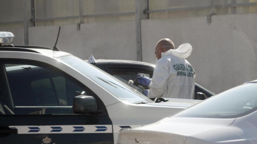 Un agente toma muestras en el coche en el que ha huido la víctima.