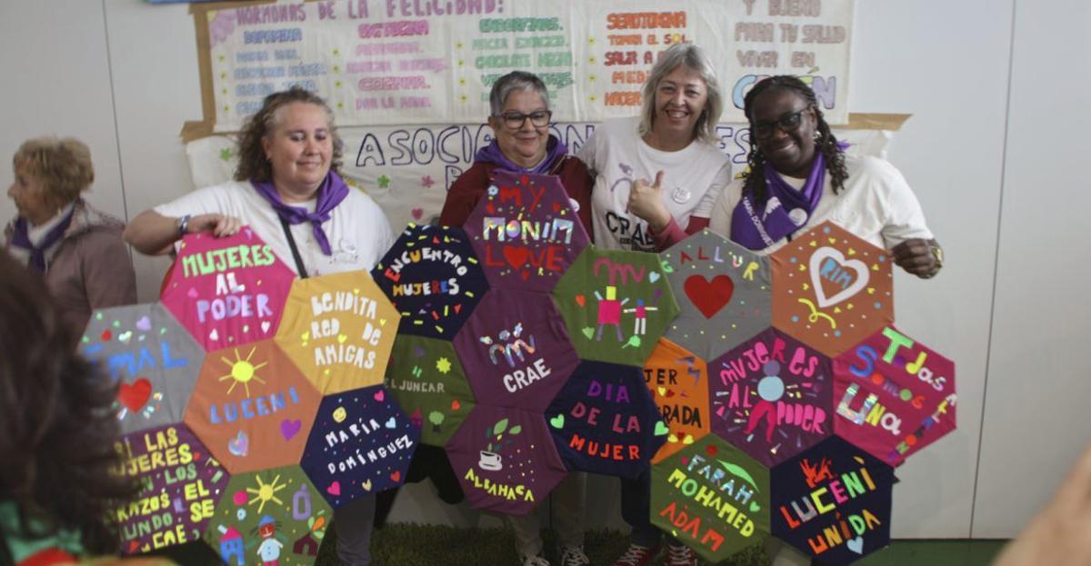 Las mujeres posan con las creaciones diseñadas previamente para esta cita.  |